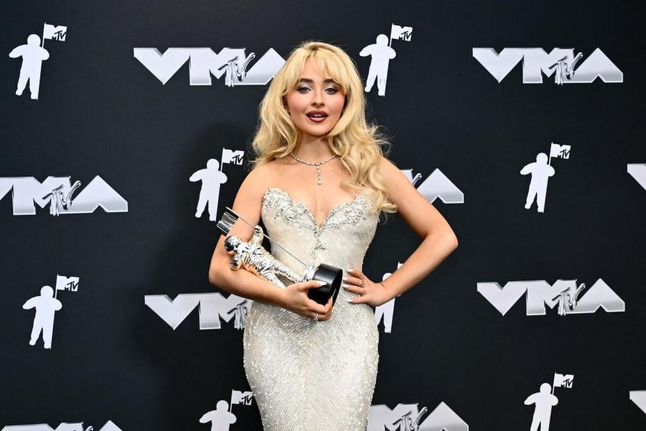 Sabrina Carpenter bei den VMAs 2024: Ihr Kleid ist eine Hommage an Madonna bei den Oscars 1991