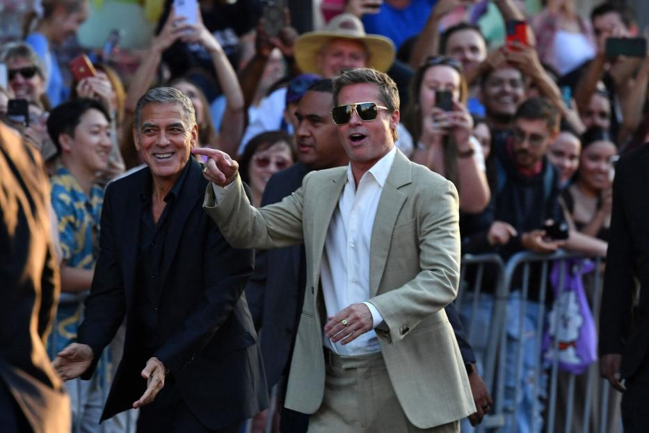 George Clooney und Brad Pitt haben es bei der Premiere zu ihrem Film "Wolfs" lustig