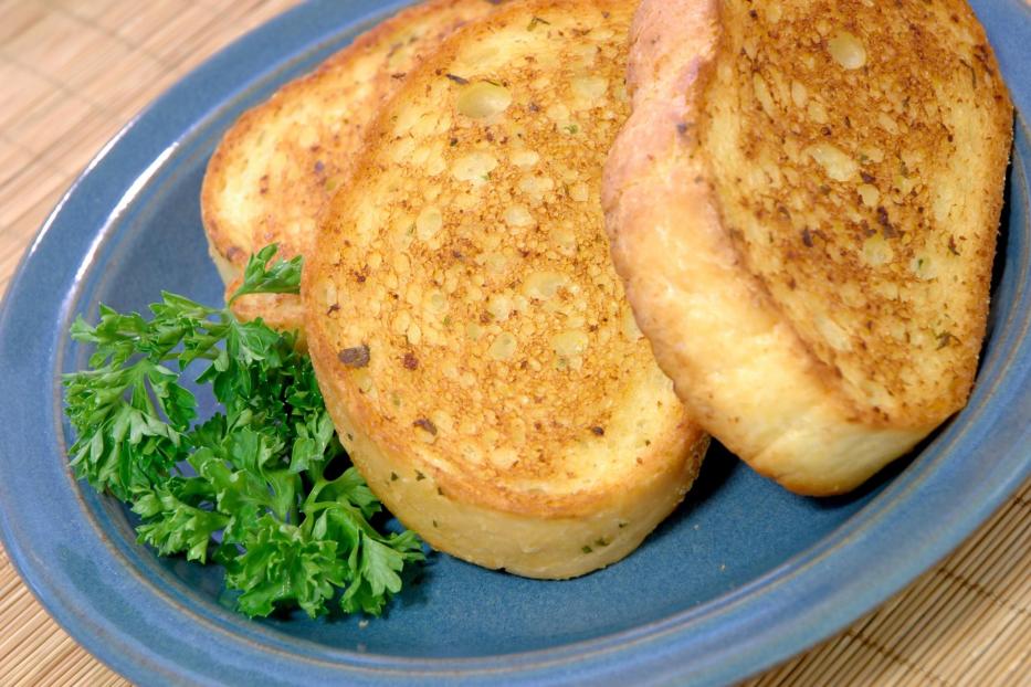 blauer Teller mit Brot und Petersilie