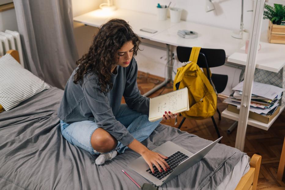 Studentin in ihrem Zimmer