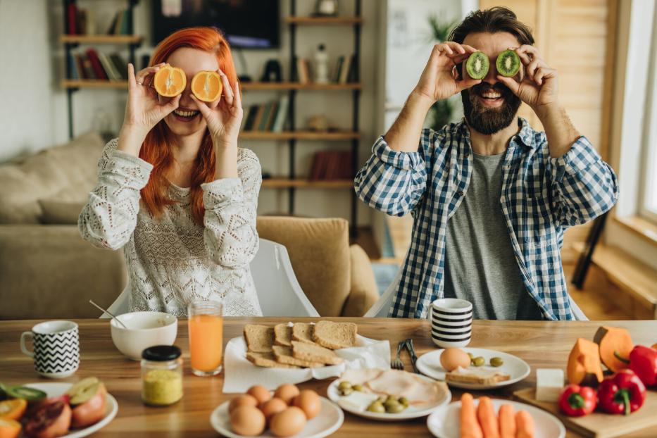 Mann und Frau beim Frühstück.