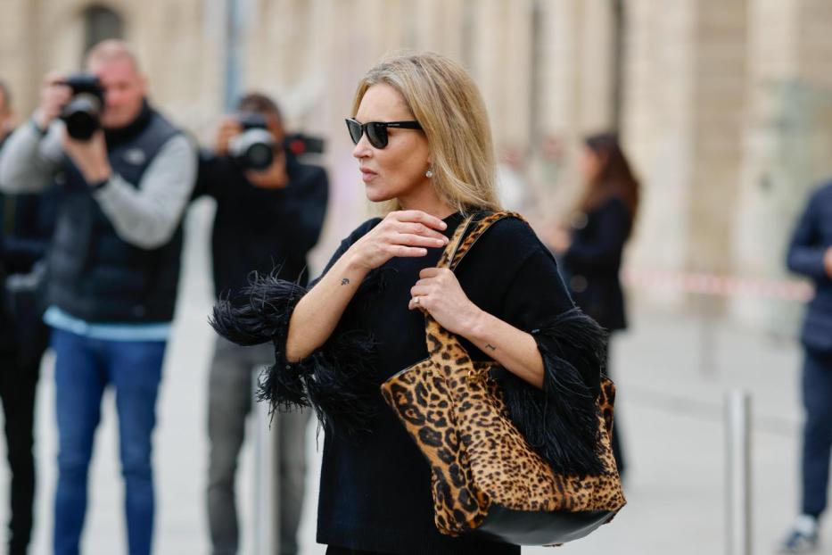 Kate Moss mit Leoprint-Tasche im September in Paris.