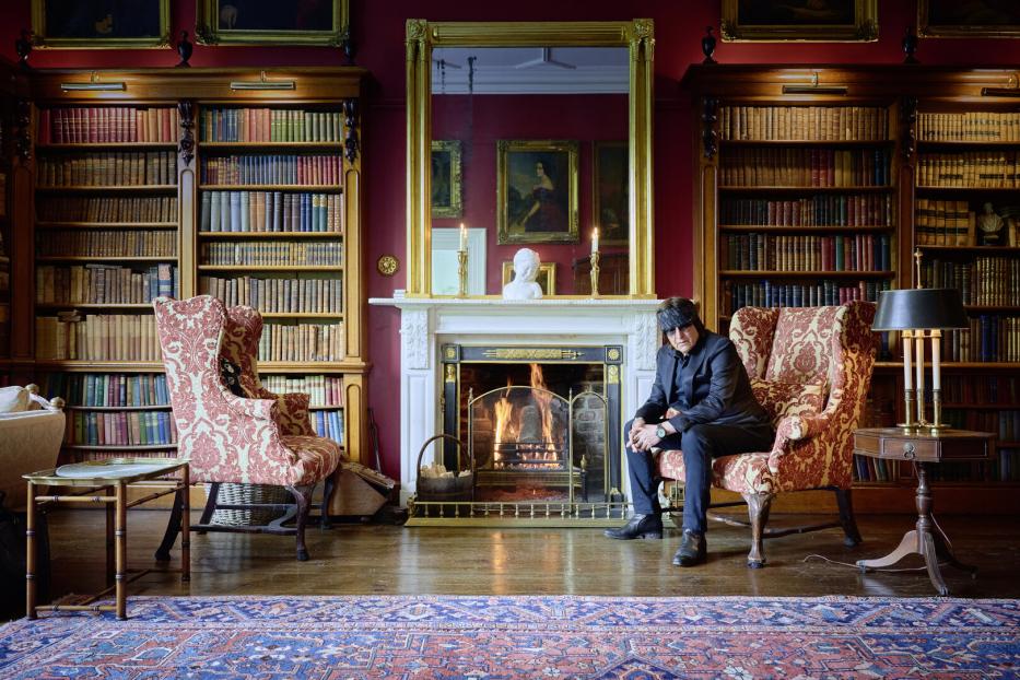 Gottfried Helnwein in der Bibliothek seiner Villa in Irland