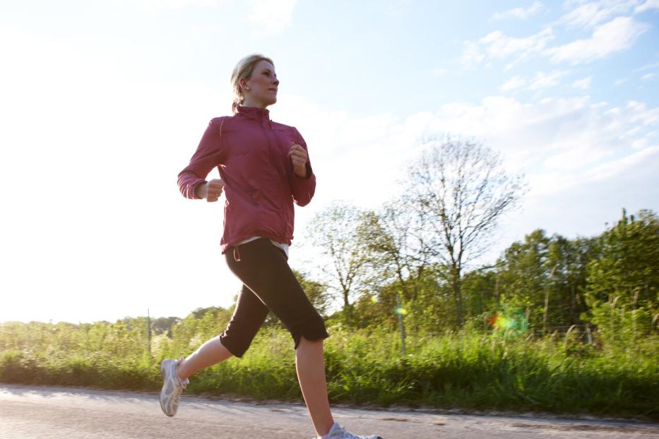 Junge Frau beim Joggen