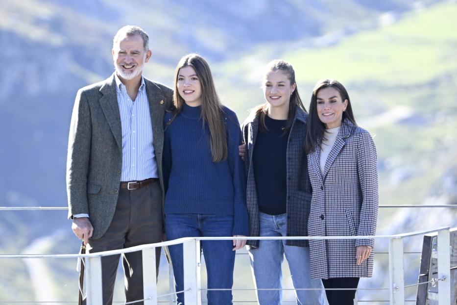 Die spanische Königsfamilie in legerer Kleidung