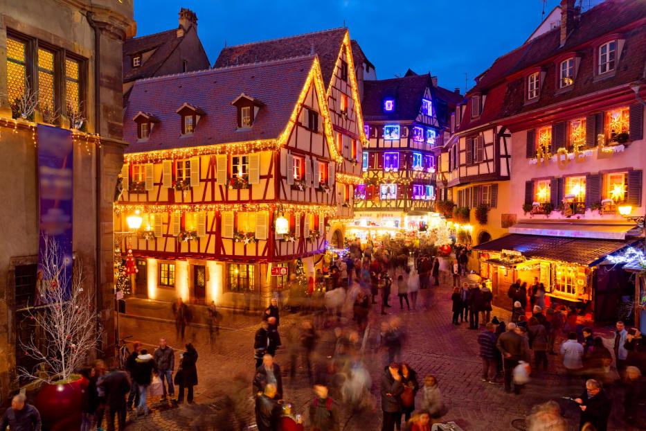 Weihnachtlich beleuchtete Fachwerkhäuser in Colmar im Elsass