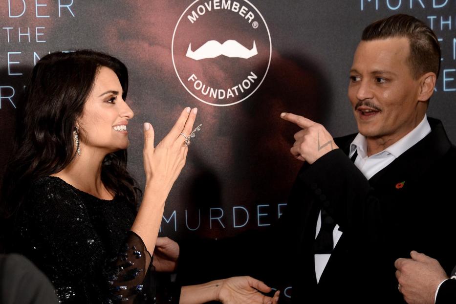 Penelope Cruz und Johnny Depp scherzen bei der Premiere von "Mord im Orientexpress" 2017 in London