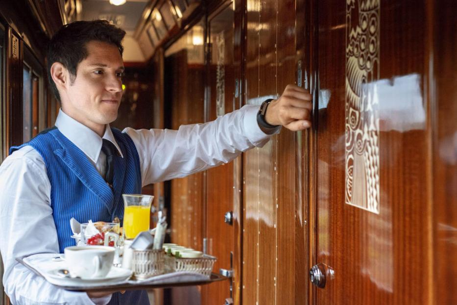 Ein Kellner serviert im Belmond Venice Simplon Orient Express Frühstück