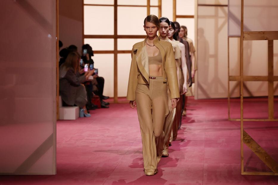 Die Hermes Collection für Spring-Summer 2025 auf der Fashion Week in Paris ist sehr beige in beige, oder, wie die Experten sagen: Camel