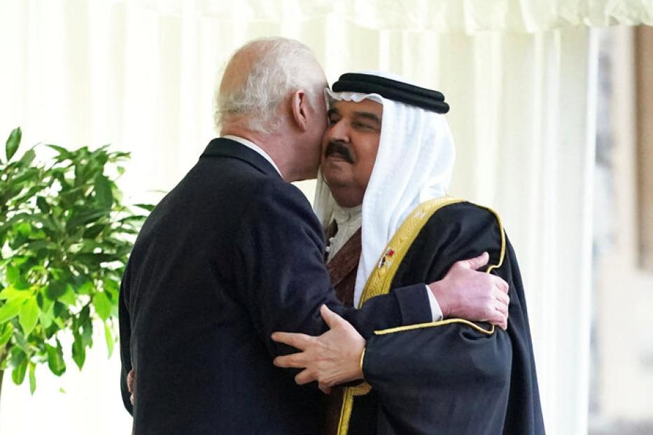 König Charles III küsst Scheich Hamad bin Isa Al Khalifa von Bahrain zur Begrüßung