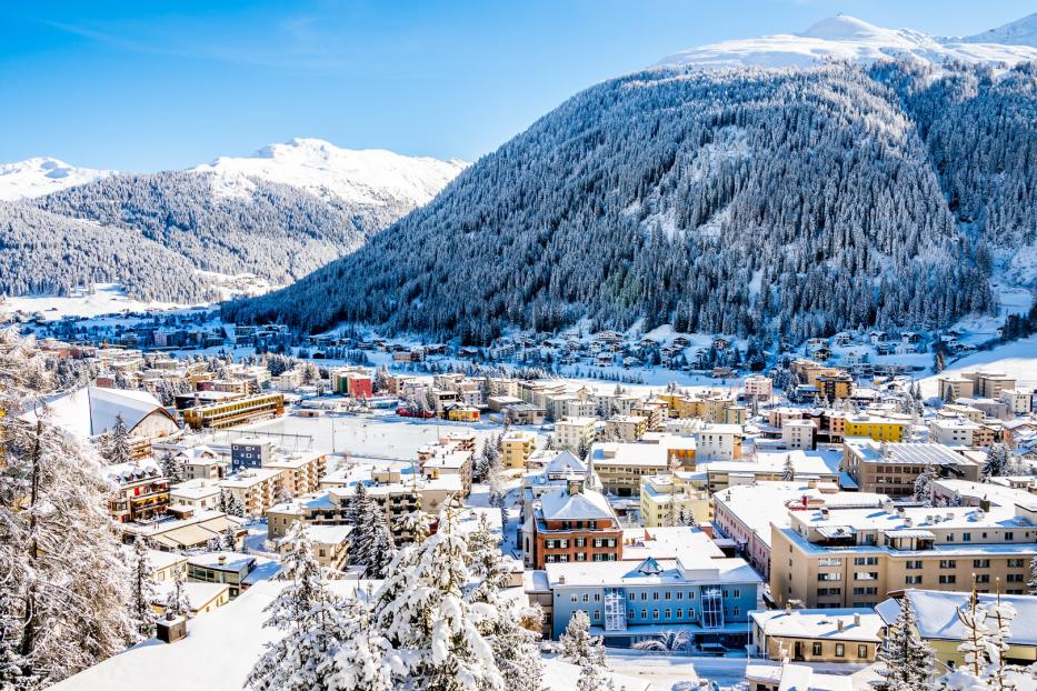 Davos, die höchstgelegene Stadt Europas, liegt auf 1.560 Meter Seehöhe. Von  Dezember bis Februar verwandelt sich das Sportstadion Davos in eine 4.500 m²  große Eislauffläche  