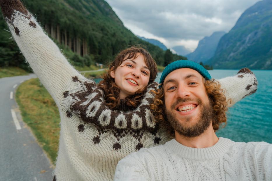 Ein Pärchen im Norweger-Pulli