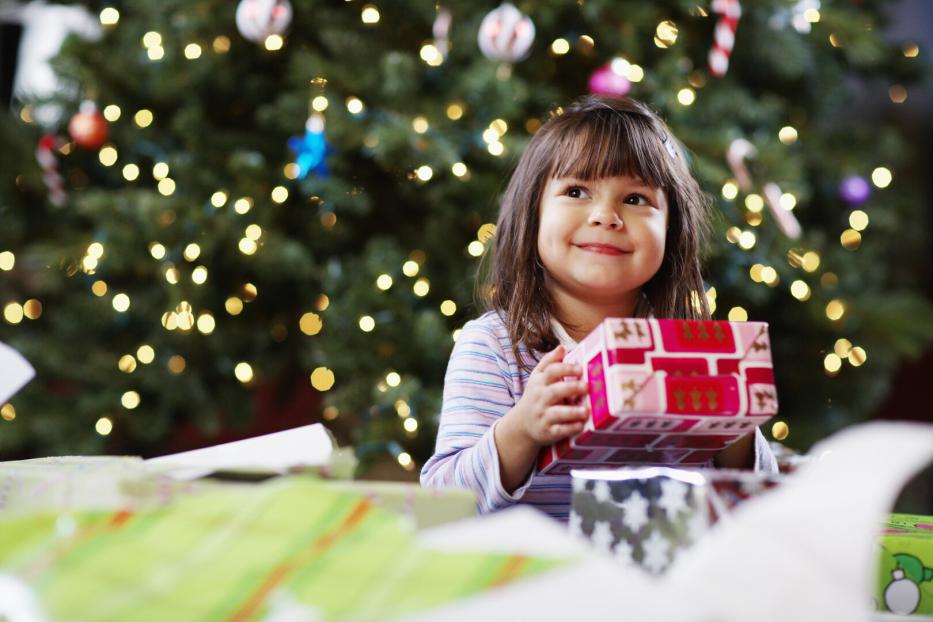 Kind freut sich über Weihnachtsgeschenke