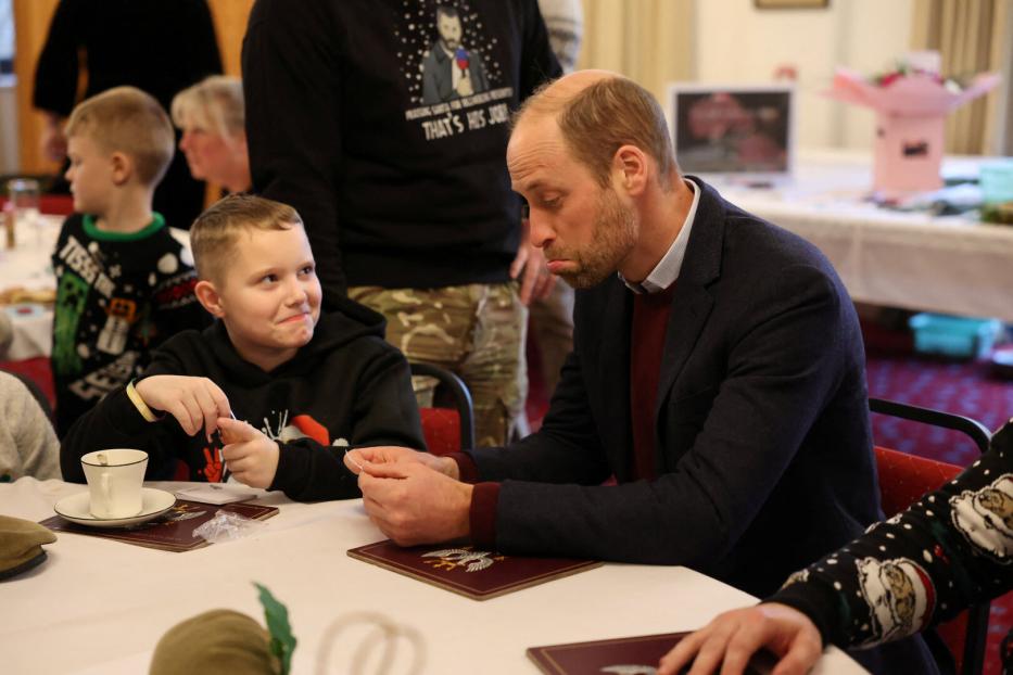 Ein Grimassen schneidender Prinz William besucht zu Weihnachten Soldaten und ihre Familien - und blödelt mit den Kindern