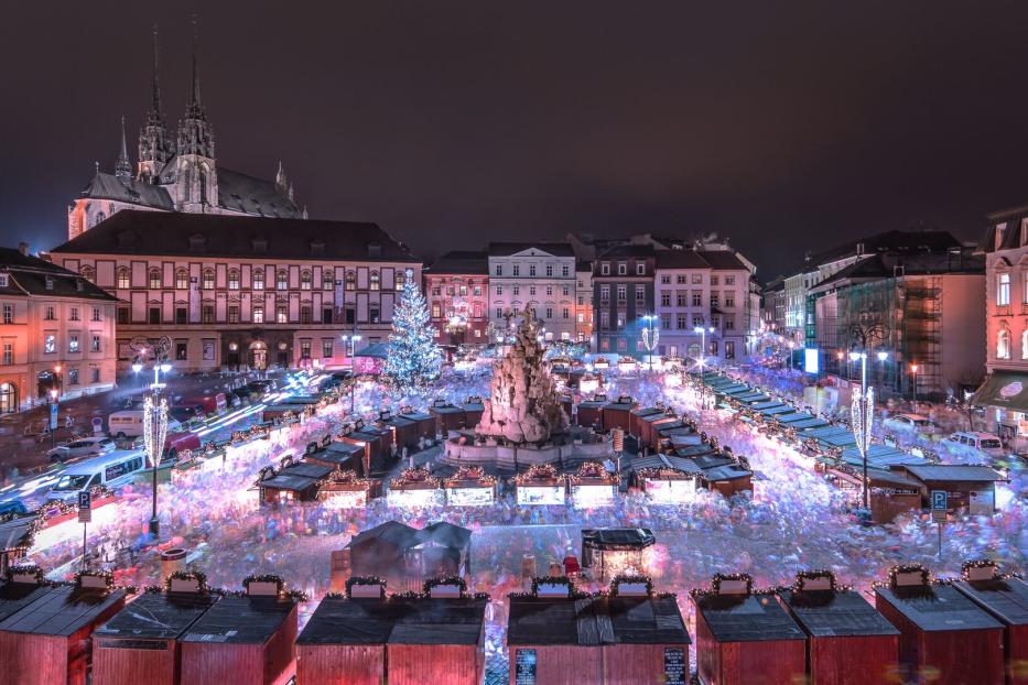 Altstadt von Brünn: Schon im Mittelalter wurden die Verkaufsstände rings um den Parnas-Brunnen angeordnet. Ein Entwurf des Wiener Architekten Johann Bernhard Fischer von Erlach.