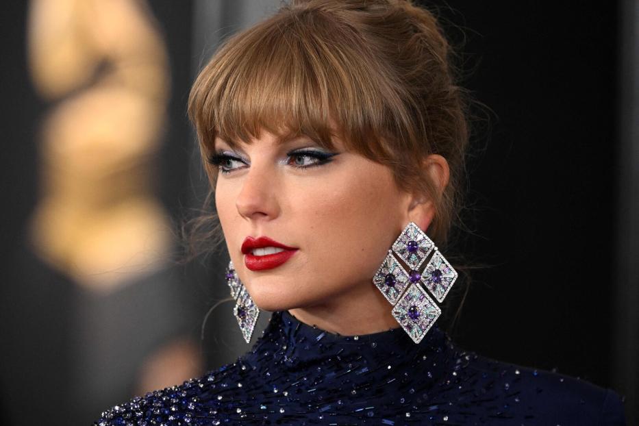 Taylor Swift mit Glitzer-Ohrringen