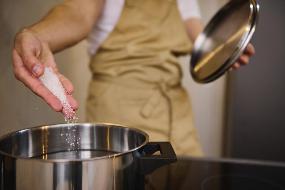 Wer zu viel Salz erwischt, kann etwa mit Milchprodukten neutralisieren