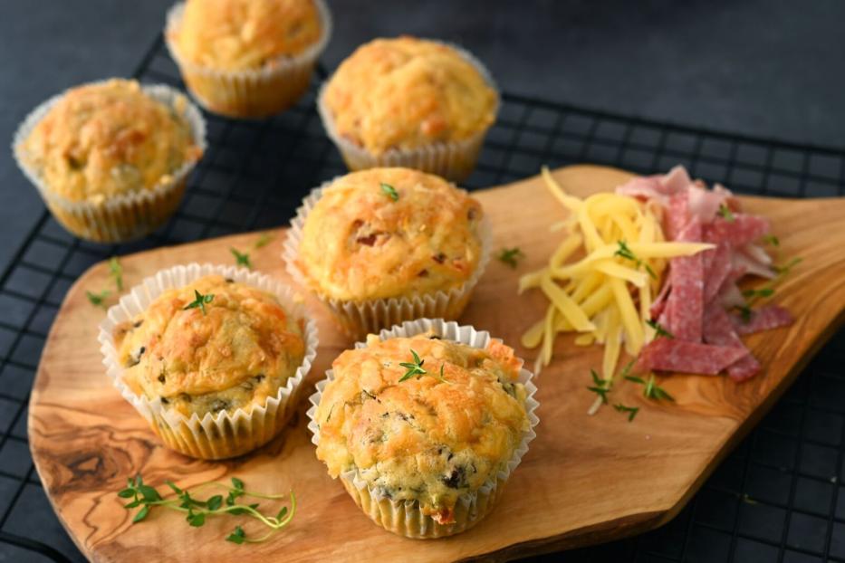 Pizza-Muffins mit Salami-Schinken-Füllung