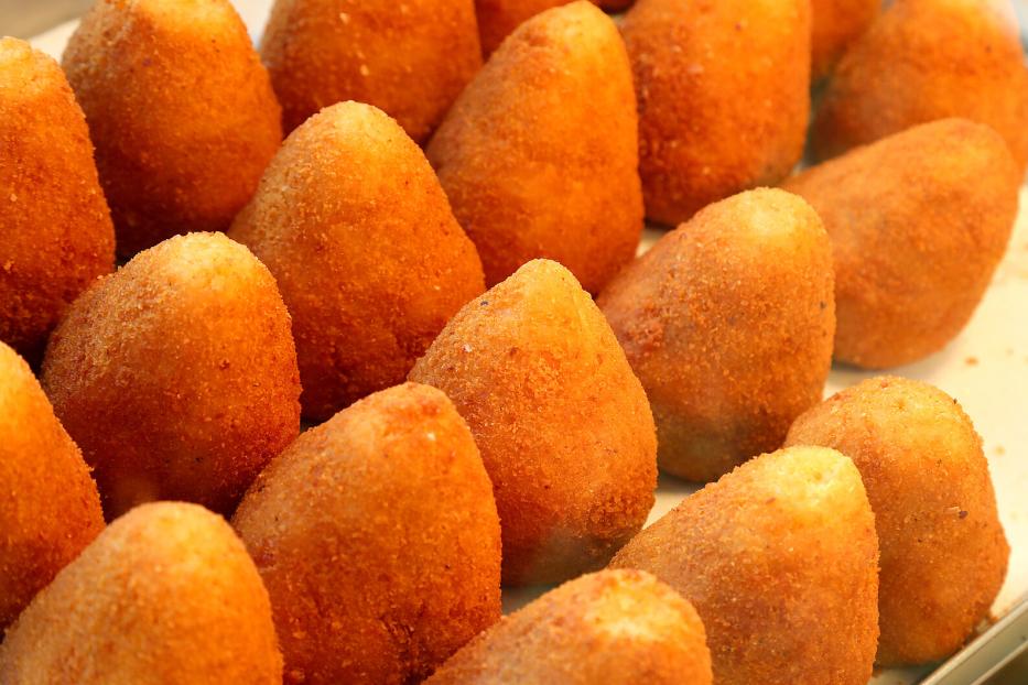 Außen knusprig frittiert, innen deftig und saftig: Arancini