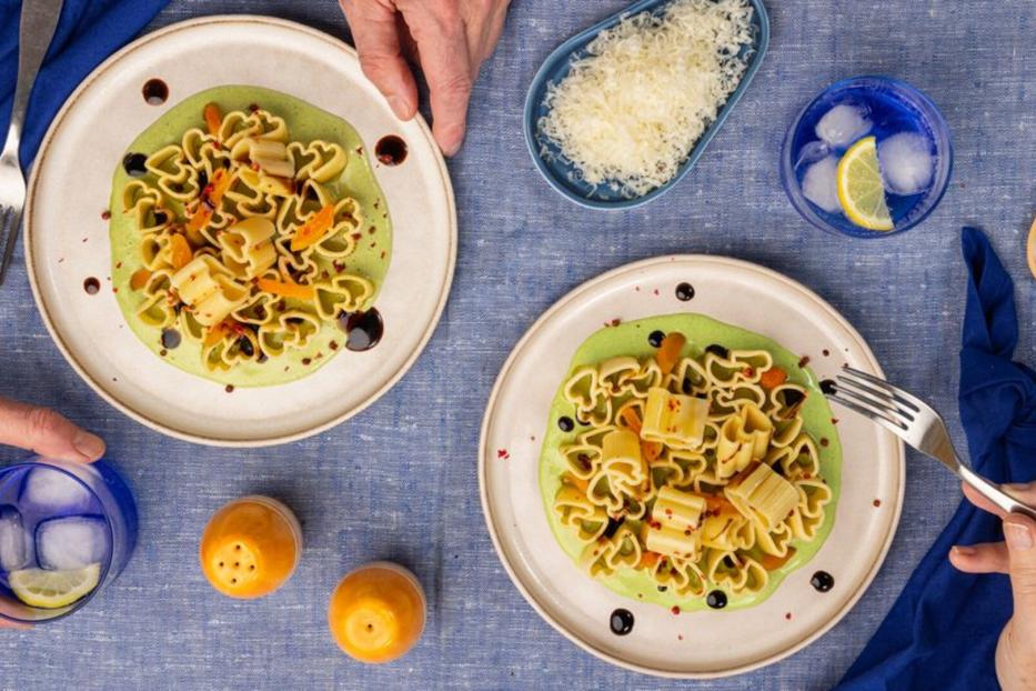 Ein Paar isst Pasta essen zum Valentinstag