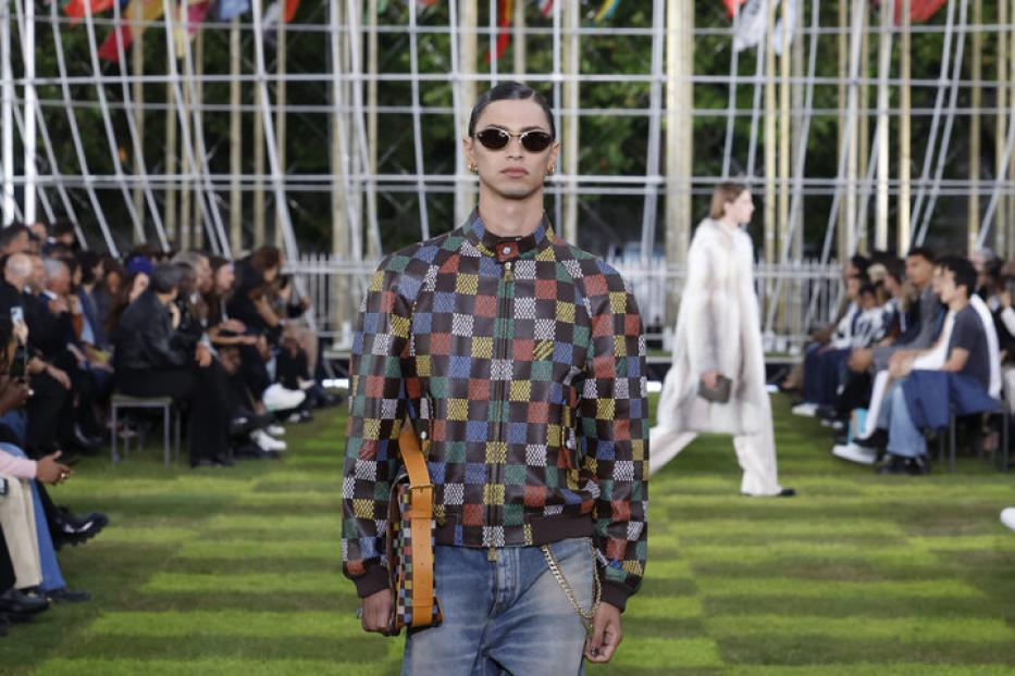 Ein Model auf dem Laufsteg während einer Modenschau von Louis Vuitton.