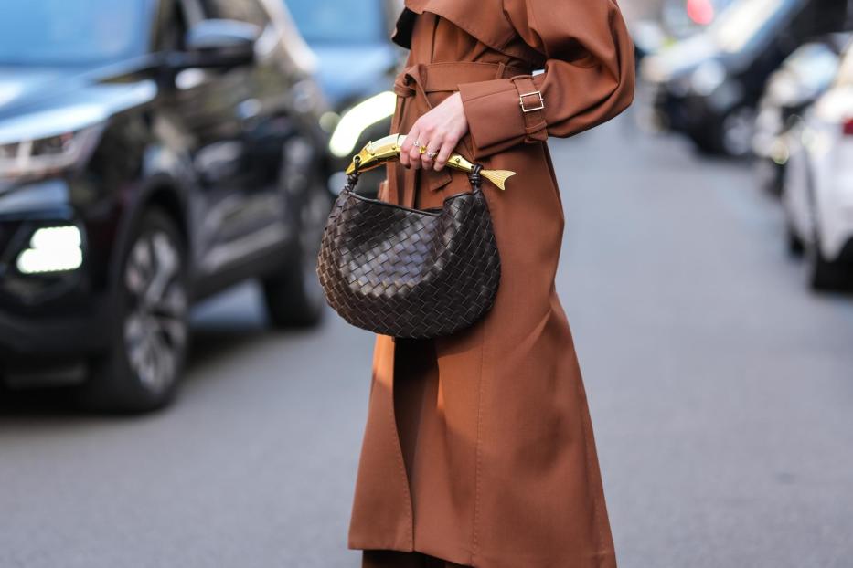 Model mit einer geflochtenen Lederbag bei der Fashion Week in Mailand