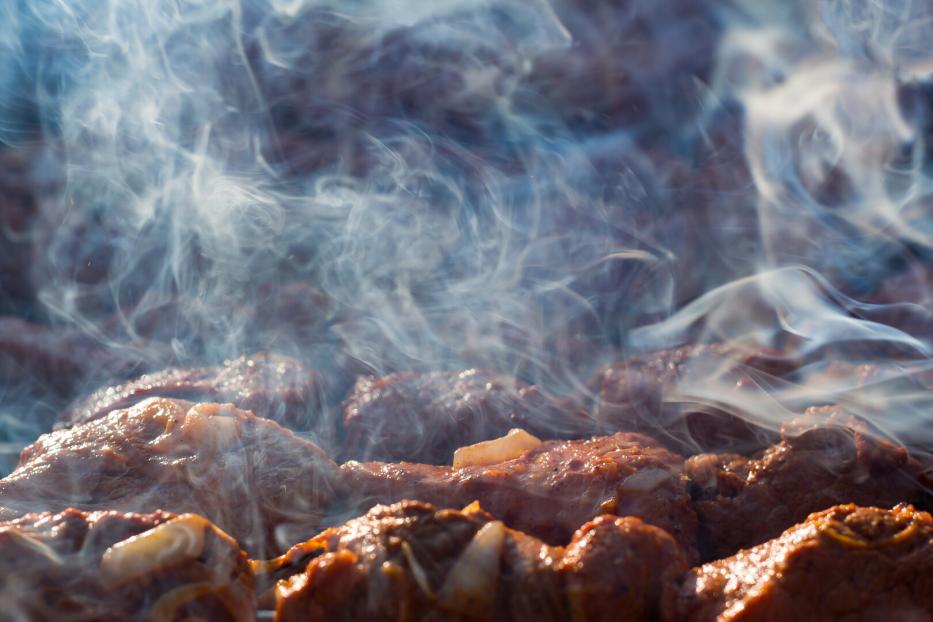 Fleisch mit viel Rauch am Griller Smoker