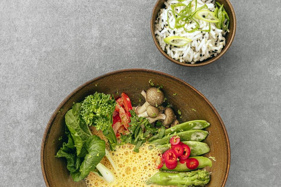 Thai-Curry vom jungen Gemüse mit Sesamreis