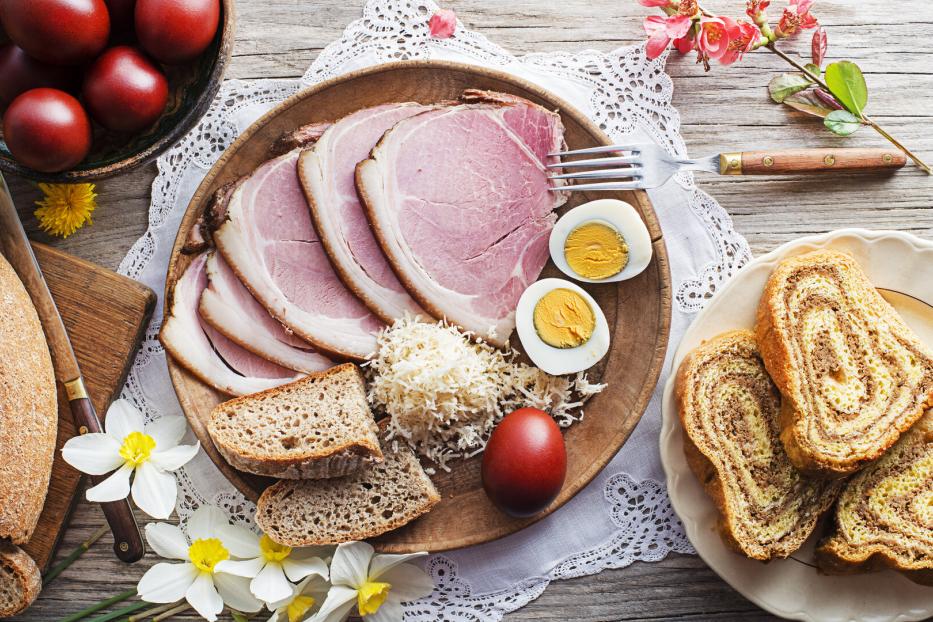 Osterjause mit Osterschinken, Kren, Brot, Eiern und Kärntner Reindling