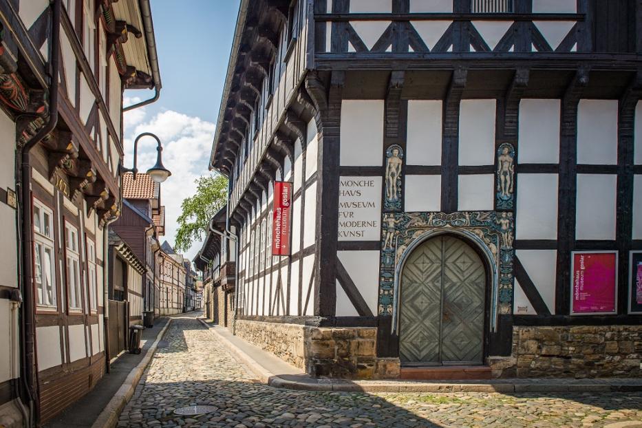 Goslar ist nur eine der vielen Städte in Niedersachsen, die mit wunderschönen Fachwerkhäusern aufwarten. 
