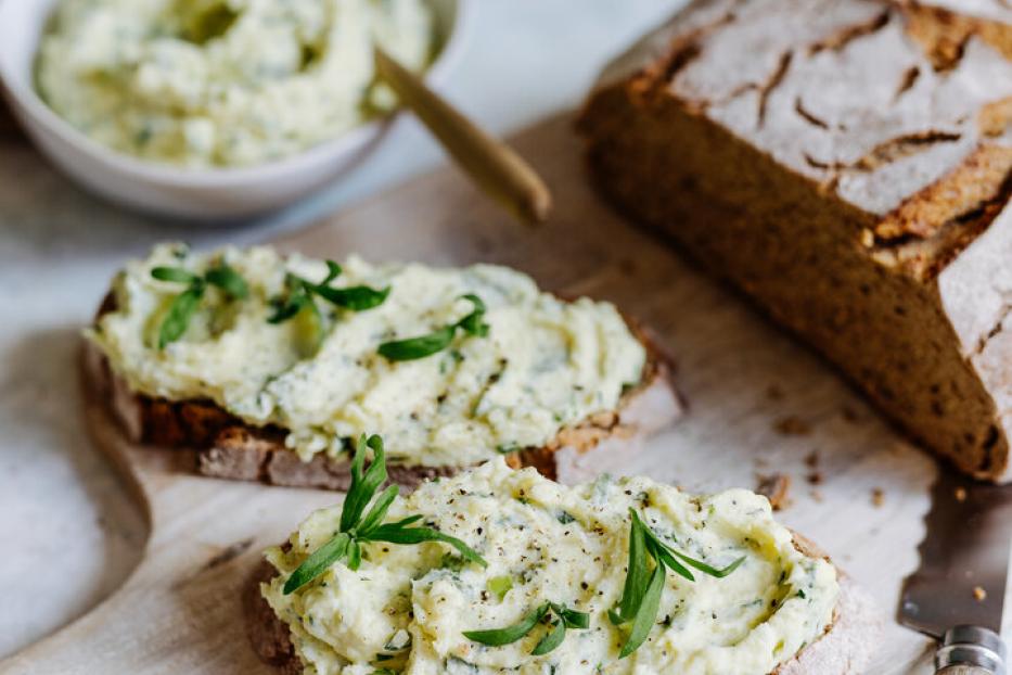 Zu sehen sind Brotscheiben mit einem Erdäpfelkas und Estragon Aufstrich