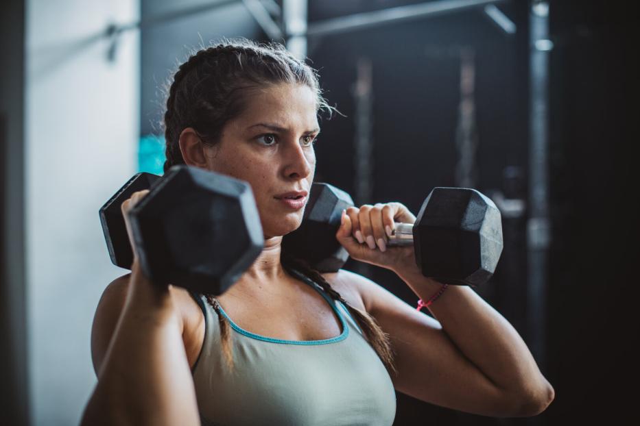 Mindestens zwei Mal pro Woche sollte man Krafttraining betreiben.