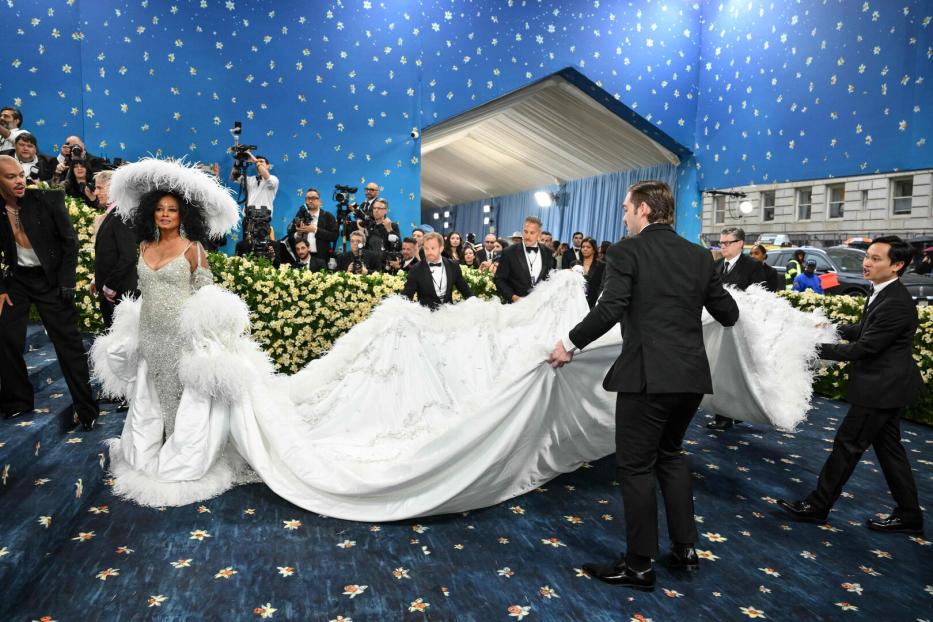 Diana Ross trug eine weiße Robe mit fünf Meter langer Schleppe