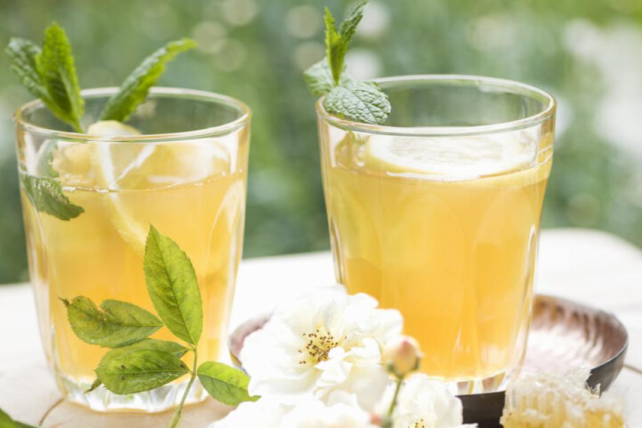 Grüner Honig-Eistee mit Pfefferminze und Ingwer