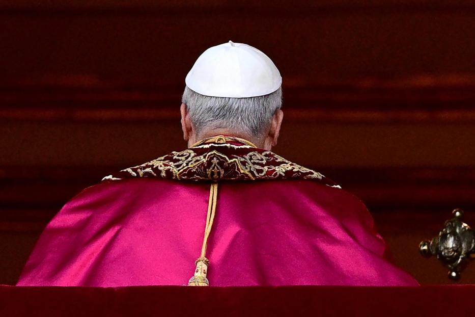 Papst Franziskus von hinten, mit Pileolus und rotem Umhang.