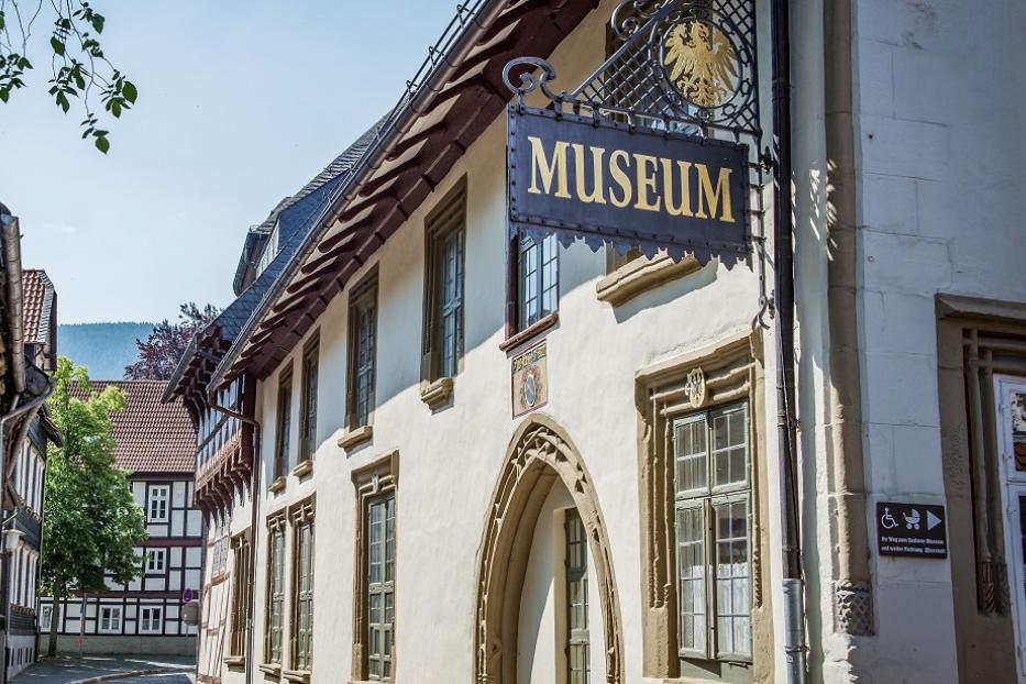Straßenschild mit der Aufschrift „Museum“, das auf das Goslarer Museum hinweist.