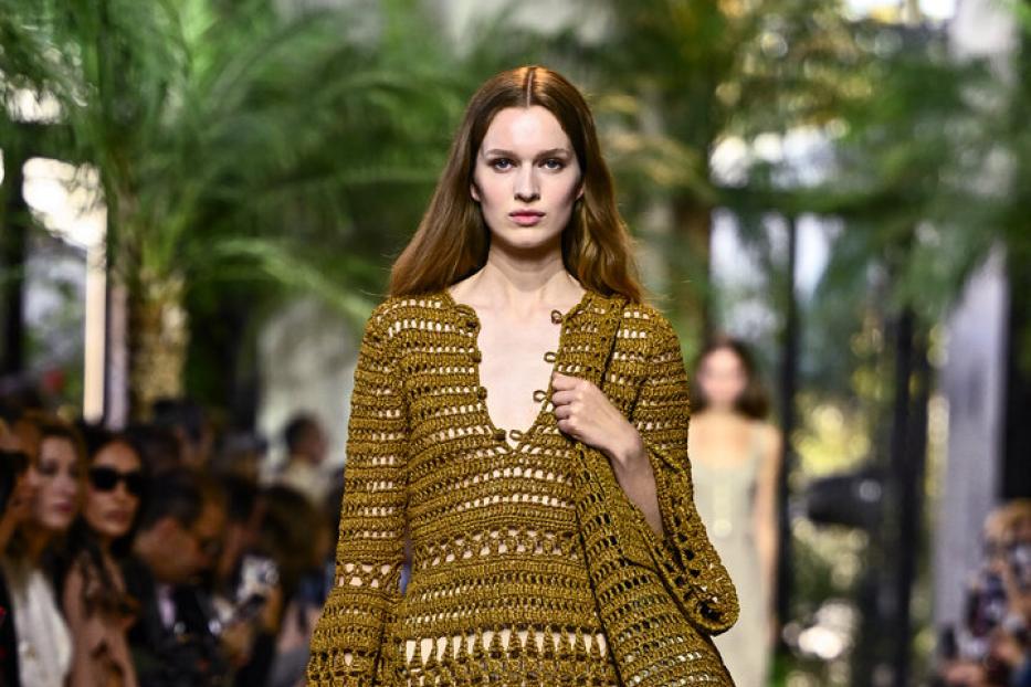 Elie Saab: Runway - Paris Fashion Week - Womenswear Spring-Summer 2025