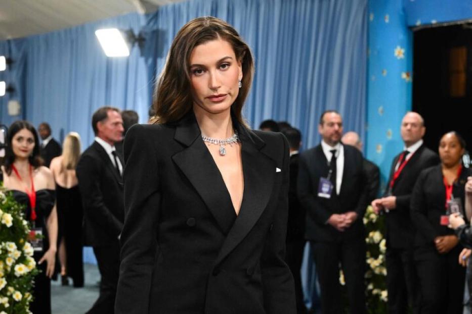 Hailey Bieber posiert auf der Met-Gala
