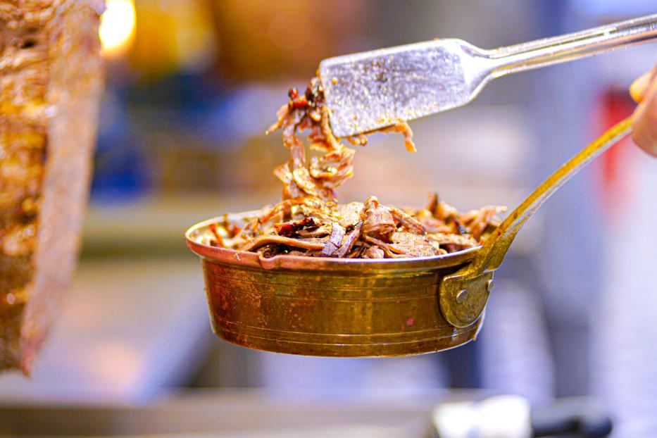 Zur Qualität von Dönern tragen die Frische und hygienische Beschaffenheit des Fleisches am Spieß und der anderen Zutaten bei.
