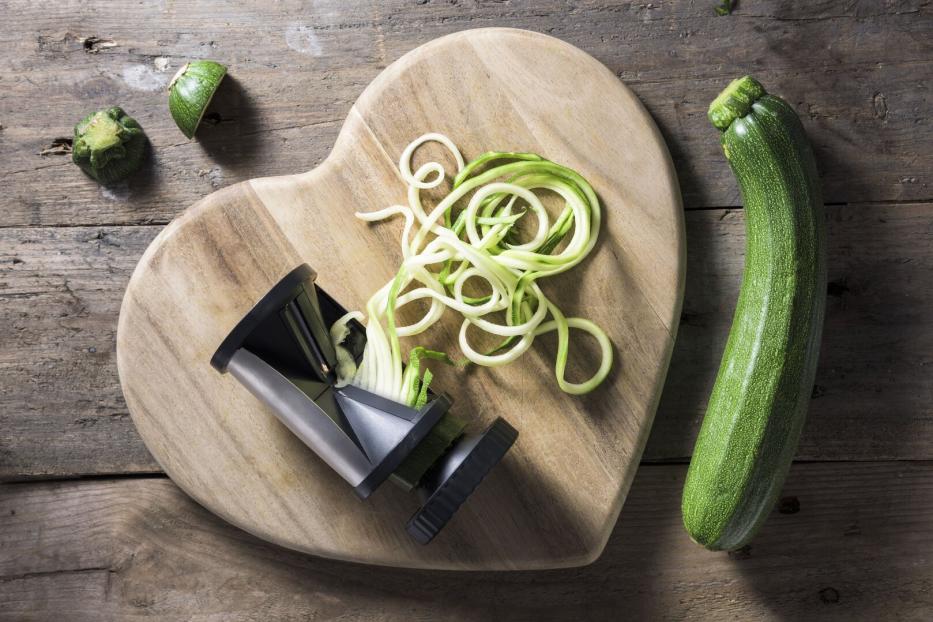 Aus Zucchini kann man mithilfe eines Spiralschneiders Zoodles-Pasta machen: Nudelförmige Zucchini.
