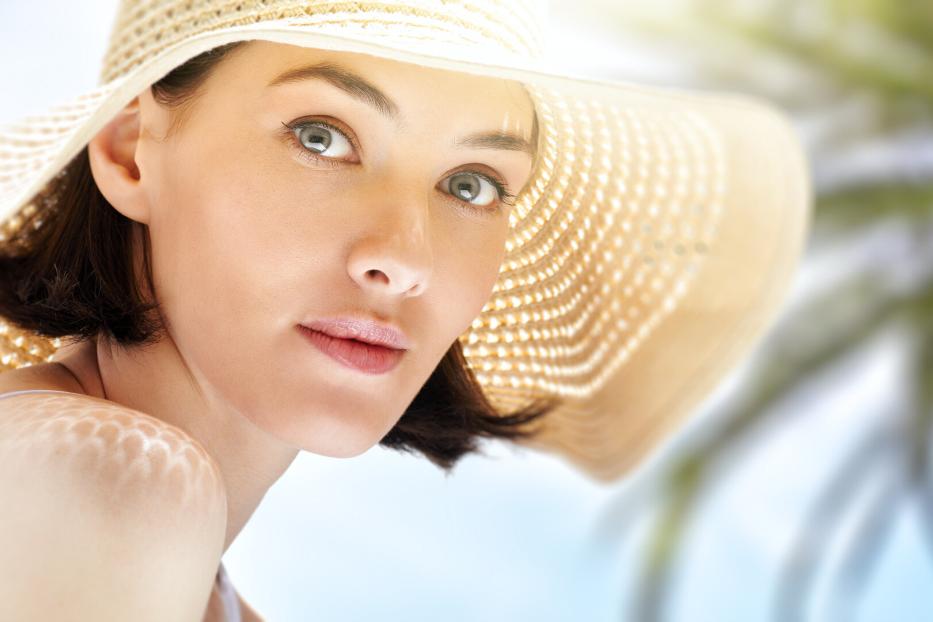 Junge Frau mit perfektem Make-up im strahlenden Sonnenschein