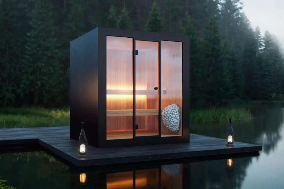 Eine Sauna steht auf einem Steg inmitten eines Sees.