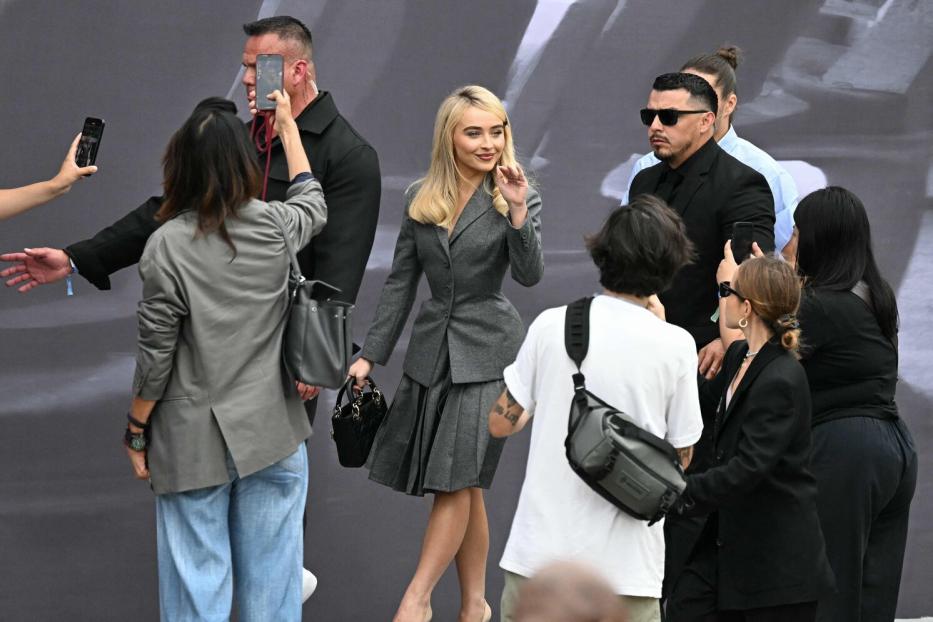 Sabrina Carpenter in Dior bei der Fashion Week in Paris beweist: Knielange Faltenröcke müssen nichts mit Schulmädchen-Uniformen zu tun haben.