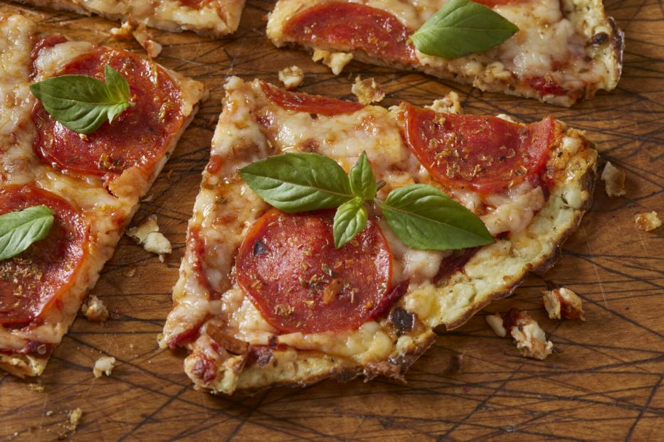 Protein-Pizza mit einem Teig aus Hüttenkäse