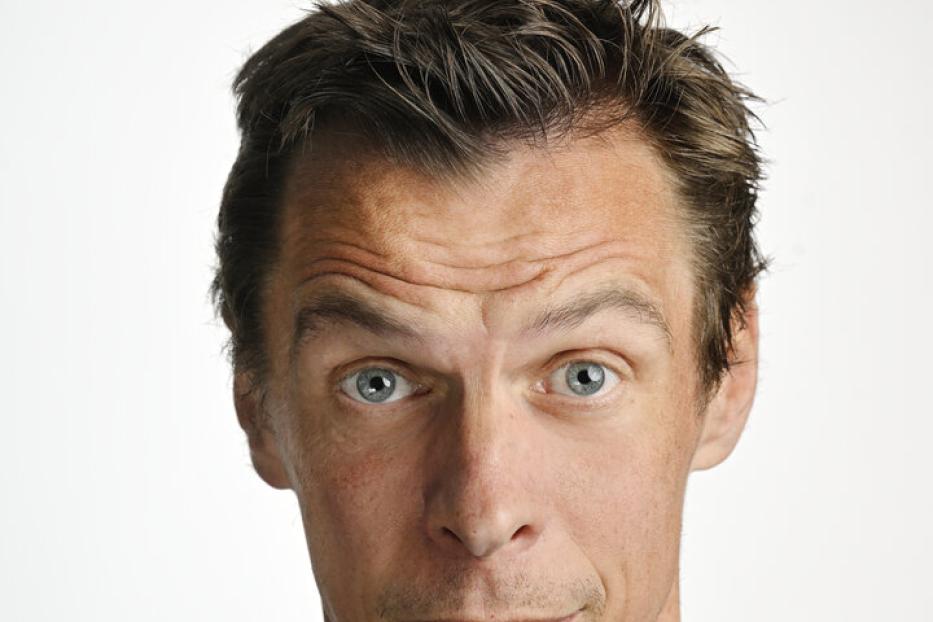 Ein Mann mit blauen Augen und leicht fragendem Gesichtsausdruck blickt in die Kamera.