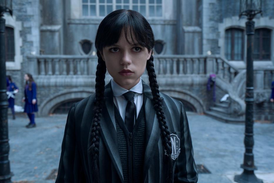 Jenna Ortega als Wednesday Addams vor dem Nevermore Academy Internat.