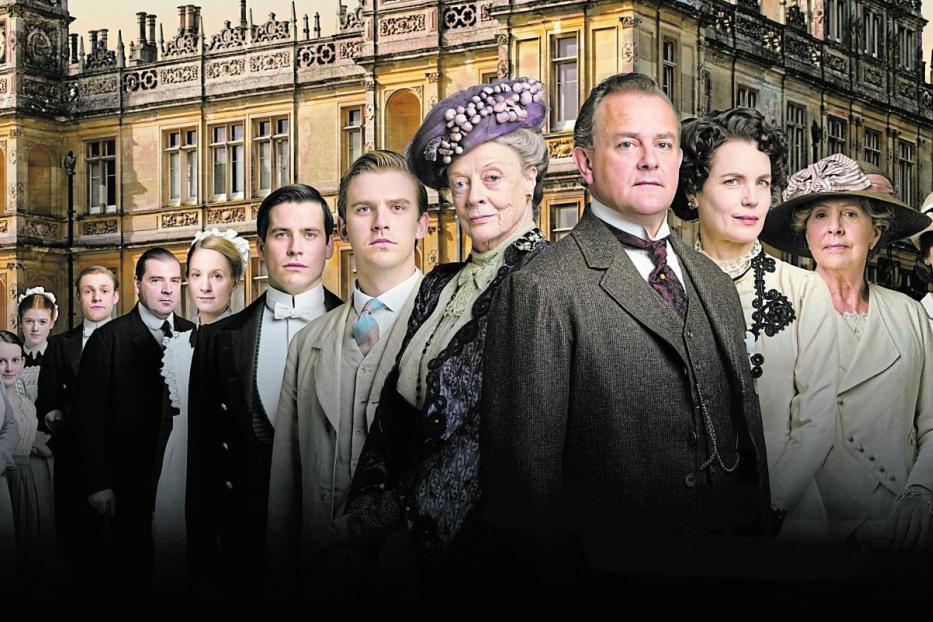 Der Cast der Serie Downton Abbey vor "ihrem" Herrenhaus