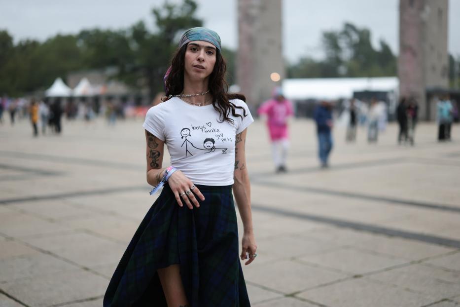 Künstlerin Canel Aylin steht mit einem Seidentuch im Boho-Look, am Hinterkopf verknotet, auf einem Platz in Berlin.