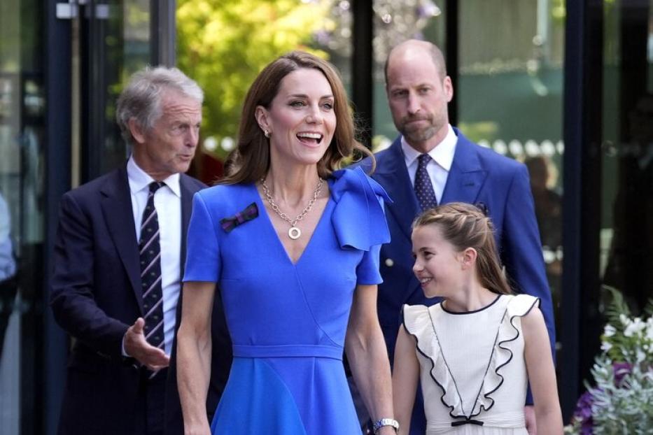 Prinzessin Kate mit ihrer Tochter, William und einem Begleiter auf dem Weg zu ihrer Tribüne in Wimbledon.