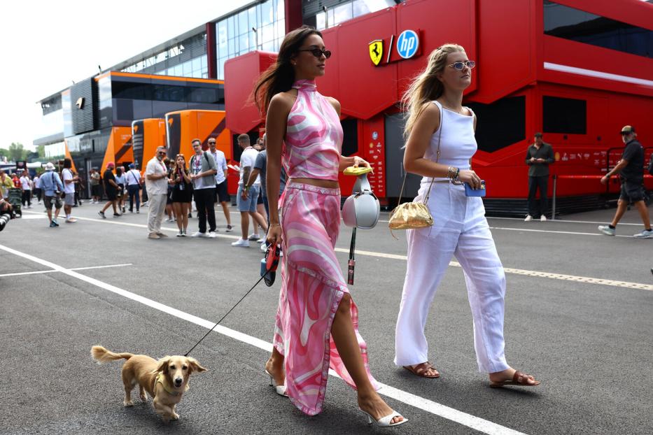 Zwei Frauen gehen mit einem Dackel beim Großen Preis von Ungarn spazieren.